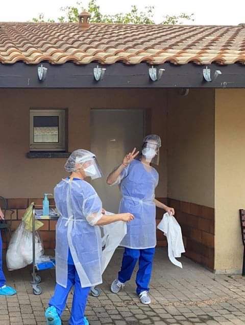 Soignants en surblouses